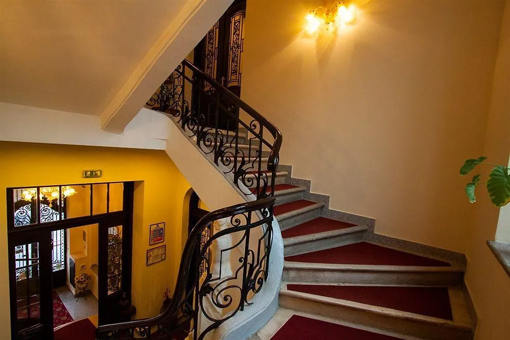 Reginetta Suites Bucharest 3*,